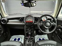 レザー仕上げのダッシュボードやシャンパン色の加飾パネルでインテリアも高級感ある仕様になっています。