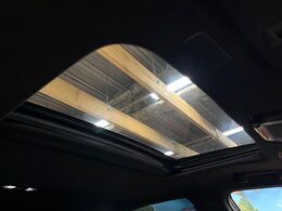 【サンルーフ】開放感たっぷりの希少装備、サンルーフが装着されています！車内に明かりを取り入れたり景色を楽しむ以外にも、車内の空気も簡単に換気できて快適です！