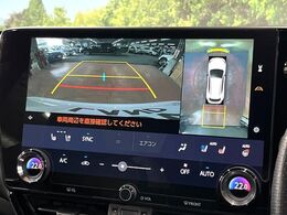 【パノラミックビューモニター】専用のカメラにより、上から見下ろしたような視点で360度クルマの周囲を確認することができます☆死角部分も確認しやすく、狭い場所での切り返しや駐車もスムーズに行えます。
