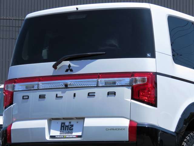 リアエンブレムブラック塗装！エンブレムの色を変えることで、車の外観を個性的でスタイリッシュに演出！ブラック塗装をすることで、より高級感やスポーティさを出しています