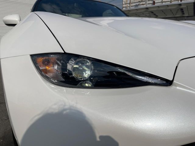 【LEDヘッドライト】悪天候や夜間走行時も良好な視界を確保し安心して運転できる高輝度LEDヘッドライトを装備！点灯速度が早く、消費電力も抑えられています。