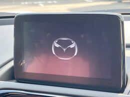 【純正ナビ】人気の純正ナビを装備しております。ナビの使いやすさはもちろん、オーディオ機能も充実！キャンプや旅行はもちろん、通勤や買い物など普段のドライブも楽しくなるはず♪
