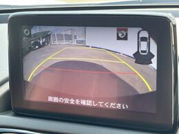 【バックカメラ】駐車時に後方がリアルタイム映像で確認できます。大型商業施設や立体駐車場での駐車時や、夜間のバック時に大活躍！運転スキルに関わらず、今や必須となった装備のひとつです！