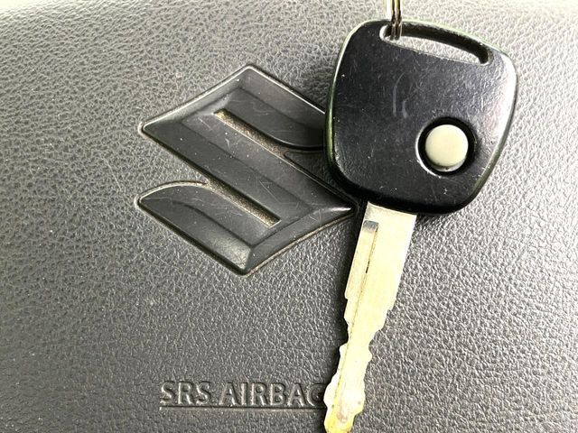 【キーレス】少し離れた場所からでもボタン一つでドアの開錠・施錠ができるのでとっても便利！ドアの鍵穴周りに傷をつけることもありません♪