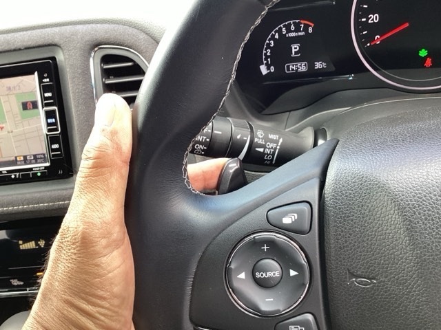 マニュアル車のような感覚で、ワインディングロードでも車を操れるパドルシフト付きです。長い下り坂でのエンジンブレーキや、高速道路の合流の際の加速も思いのままに操ることができ楽しめます
