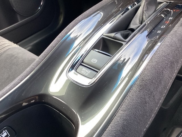 電子パーキングブレーキ、ブレーキホールド搭載！パーキングブレーキは手動で解除スムーズな発進が可能。ブレーキホールドは停車中に、ブレーキペダルを踏み続けなくても、自動的にブレーキを保持する機能です。