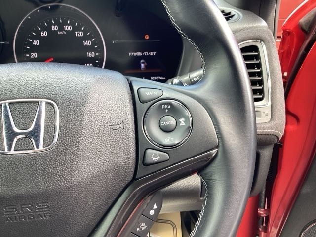 Hondaセンシングの機能のひとつ、アダプティブクルーズコントロール付！アクセルから足を離しても設定したスピードと前車との車間を保ち走行してくれます！車線維持もアシスト☆高速道路で疲労軽減ですね☆