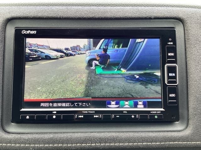 運転が苦手な方も車庫入れラクラクです！ギアをリバースに入れれば自動的にモニターが切り換わりますので、面倒な操作は不要です。狭い駐車場もお車を傷つけず安心です！