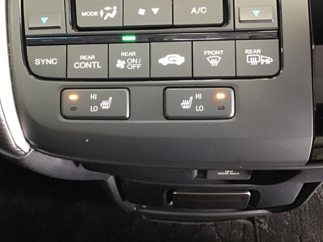 運転席/助手席シートヒーターで寒い日もすぐに温かくなり快適に過ごせます。2段階の温度調整が可能です