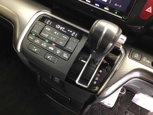 発進時から滑らかに加速する無段階変速のCVTはストップ/ゴーの多い街の中も快適です(パドルシフト付)