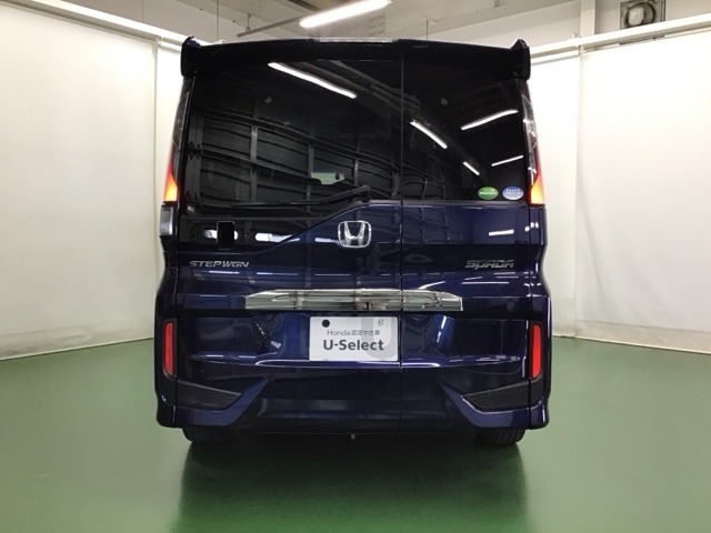 汚れが付着しやすいリヤガラスにはリヤワイパーが付いています。フロントのワイパーがONの時はシフトレバーをリバースに入れるとリヤワイパーがリンクして作動、クリヤーな視界が保てます