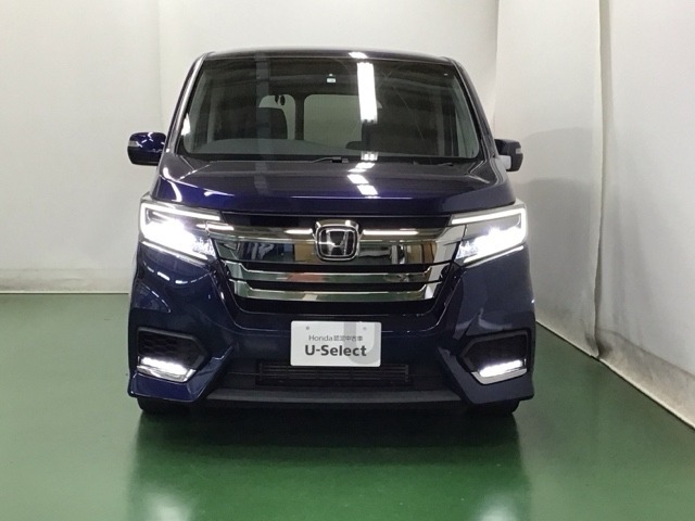 LEDヘッドライトを装備しています。LEDヘッドライトはとても明るく、雨の日や夜間走行も安全・安心です。オートライトコントロール付きで周囲の明るさに応じて自動で点灯・消灯します