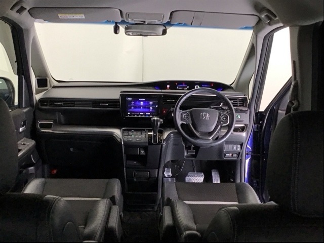 パーキングブレーキはフット式なので運転席と助手席の間はすっきり、移動も楽々です。さっと手が届く位置にATセレクトレバーやエアコンスイッチなどがあり操作性に優れています