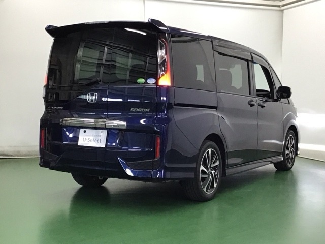 大型テールゲートスポイラー装備でフォルムもスタイリッシュにしています。高速走行時には安定走行に優れていて、低燃費にも大きく貢献します