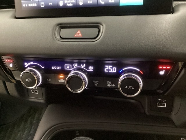 オートエアコンがついてますので簡単操作で快適に過ごせます。シートヒータースイッチ内蔵で前席の左右別々にHiとLoの3段階で温度設定ができます。