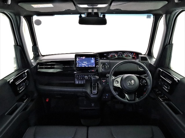 N-BOXの開放的な前方視界。フロントガラスが大きいので運転がしやすく疲れにくいです。また、全ての装備が適正配置されていて操作性に優れています。
