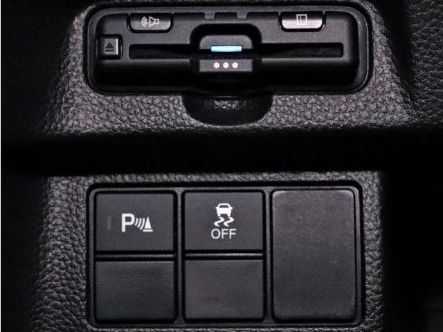 装備されているビルトインタイプのホンダ純正ETC車載器です。セットアップしてからご納車致します。ETCカードを差し込めば高速道路の出入り口ゲートを楽々通過出来ます。