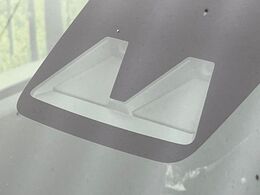 【スマートアシスト】走行中に前方の車両等を認識し、衝突しそうな時は警報とブレーキで衝突回避と被害軽減をアシスト。より安全にドライブをお楽しみいただけます。