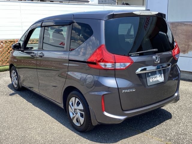 自社整備工場で点検整備をおこなってからお渡ししています。車検が残っている場合は『12ヶ月点検整備』を、車検整備付きの場合は『車検整備』をおこないます。整備費用は車両本体価格に含まれています。