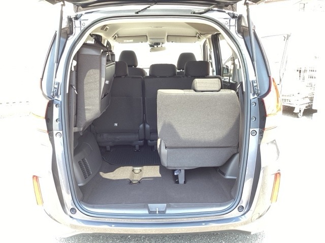 自社整備工場で点検整備をおこなってからお渡ししています。車検が残っている場合は『12ヶ月点検整備』を、車検整備付きの場合は『車検整備』をおこないます。整備費用は車両本体価格に含まれています。