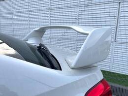【大型リヤスポイラー】スポーツカーらしさがグッと引き立つ大型リヤスポイラーを装着♪高速走行時のスタビリティ（走行安定性）向上に役立ちます。