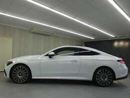 【オプション装備】レザーエクスクルーシブパッケージ　本革シート、ヘッドアップディスプレイ、Burmester3Dサラウンドサウンドシステム、サウンドパーソナライゼーション機能、シートベンチレーター