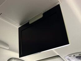 【フリップダウンモニター】大画面モニターで後席でもエンタメをお楽しみいただけます。小さなお子様にも大人気の装備です♪