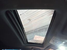 【サンルーフ】開放感たっぷりの希少装備、サンルーフが装着されています！車内に明かりを取り入れたり景色を楽しむ以外にも、車内の空気も簡単に換気できて快適です！