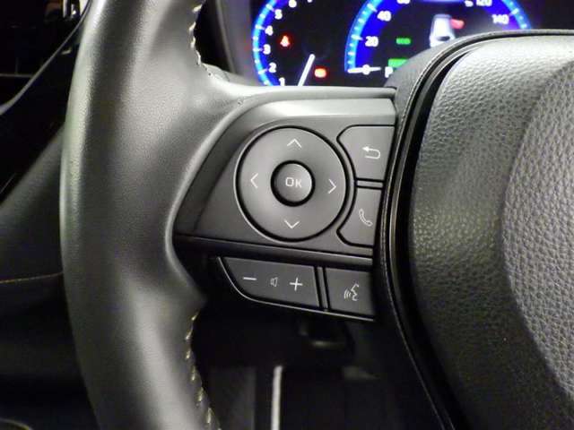 ステアリングスイッチ装備！運転しながら手元でオーディオの操作などができます。
