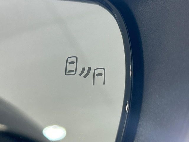 【ブラインドスポットモニター】走行中、ドアミラーの死角になりやすい箇所に後続車が接近するとサイドミラーのレンズに警告を表示！ドライバーに注意喚起をしてくれます。