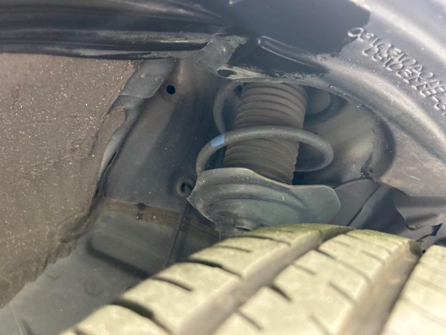 お車を安心してお乗りいただく為には、足回りの定期点検が欠かせません。サービスサポート（有償保証）では無料点検もご提供しており、安心のカーライフをお過ごしいただけるサポート体制が整っています。