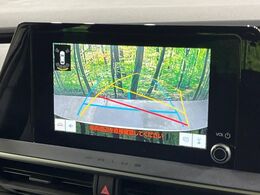 【バックカメラ】駐車時に後方がリアルタイム映像で確認できます。大型商業施設や立体駐車場での駐車時や、夜間のバック時に大活躍！運転スキルに関わらず、今や必須となった装備のひとつです！