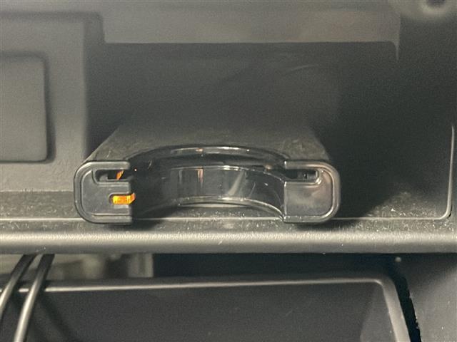 【ETC】有料道路を利用する際に料金所で停止することなく通過できる、ETC車載器（ノンストップ自動料金収受システム機器）が装備されています。セットアップを行うことで利用可能になります。