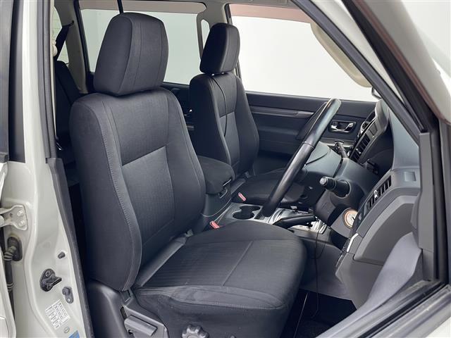 【運転席】座り心地が良いシートなので長時間の運転でも快適にお過ごしいただけます。新品のフロアマットのご注文も可能です。掲載箇所以外にご希望の写真がございましたらお気軽にお問い合わせ下さい。