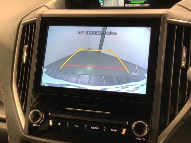 リバースギアに入れるだけで後方の表示へ切り替わります。夜間や雨の日の駐車も楽になりますよ。