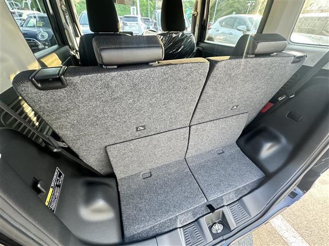 【トランク】積み込みやすくて、たっぷり積める荷室です。シートアレンジできるものは、乗車人数と荷物の量や大きさによってシートを動かすことができるので、より快適なドライブが可能です！