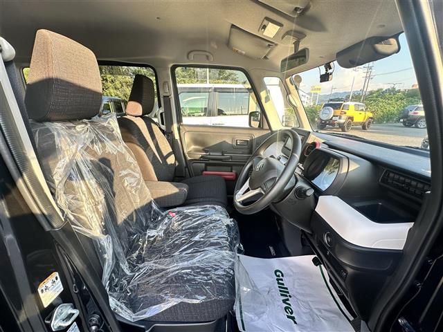 【運転席】座り心地が良いシートなので長時間の運転でも快適にお過ごしいただけます。新品のフロアマットのご注文も可能です。掲載箇所以外にご希望の写真がございましたらお気軽にお問い合わせ下さい。