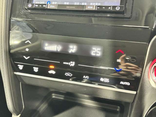 【オートエアコン】車内温度を感知して自動で温度調整をしてくれるのでいつでも快適な車内空間を創り上げます！