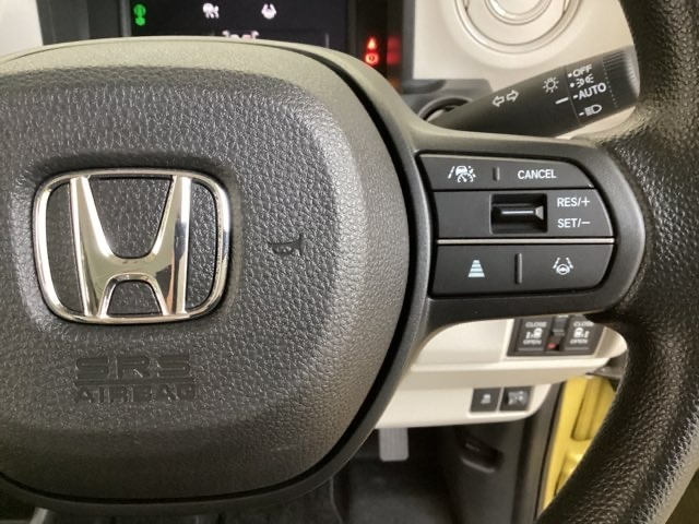 ハンドルにHondaセンシング系のクルーズコントロールやレーンキープアシストなどの操作スイッチが装備されています。ハンドルから手を離さず安全に操作できます。