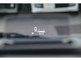 ヘッドアップディスプレイ（カラー）付き。運転席前方のダッシュボード上に、車速、シフトの位置や警告などの情報をカラーで表示します。