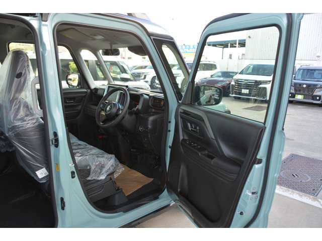 運転席の足元もゆったり＾＾快適です♪　https：//carscafe-carbell.com　カーズカフェ公式ホームページもご覧ください。　「　カーズカフェ　」　で検索！