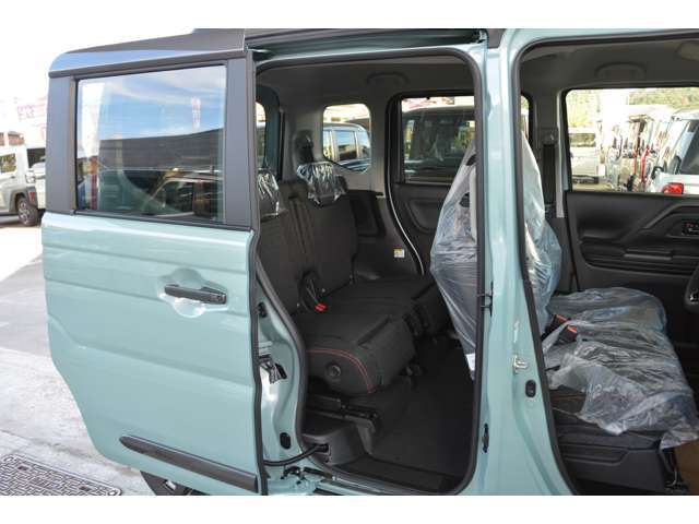 リアシートも足元ゆったりです！普通車より広いかも♪リヤ両側ワンアクションパワースライド付で乗り降りラクラク♪お問い合わせは079-280-1118、カーズカフェ　カーベル姫路東までお電話ください＾＾