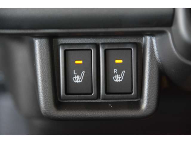 シートヒーター＆リヤヒーターダクト付き。運転席と助手席にはヒーターを内蔵。さらに後席の足元に温風を送り込みリヤヒーターダクトも装備して、寒い日でも車内全体を暖かくキープします。