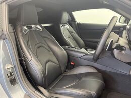 【黒革シート】上質な本革を使用し、高級感あふれる黒革シート。常に体に触れる部分だから、座り心地の良さにはこだわりたいですね♪汚れの付着や劣化を抑制する内装コーティング施工もおススメですよ♪