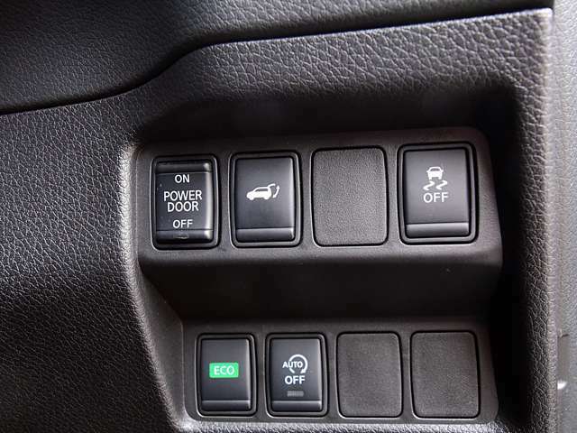 運転席右側にはリモコンオートバックドア、VDC等のスイッチが付いています。