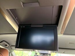 【フリップダウンモニター】大画面モニターで後席でもエンタメをお楽しみいただけます。小さなお子様にも大人気の装備です♪