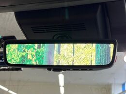 【デジタルインナーミラー】後席の大きな荷物や同乗者で後方が確認しづらい時でも安心！カメラが撮影した車両後方の映像をルームミラー内に表示。クリアな視界で状況の確認が可能です！
