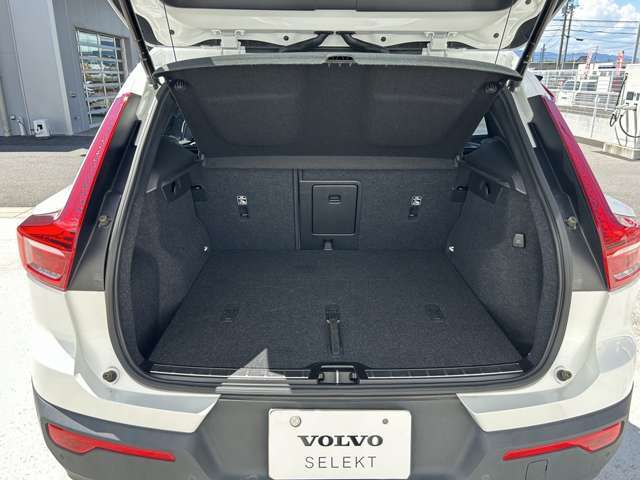 荷室の床下には便利な収納スペースを備えており、小物や非常用アイテムなどをすっきりと収めることができます。見た目はすっきり、使い勝手も文句なしです。