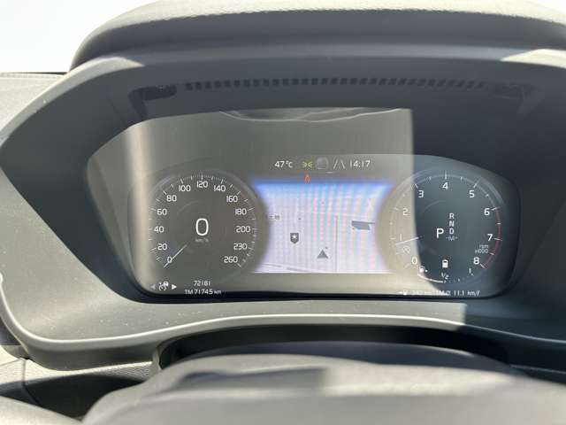 視線の流れを妨げない高精細なデジタルメーター。速度やナビ情報が見やすく整理されていて、必要な情報にすぐアクセスできる設計になっています。