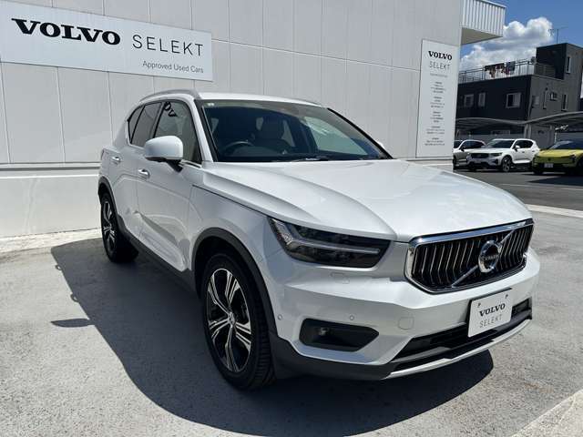 人気車種XC40にクリスタルホワイトパールの色でVOLVOを存分に味わっていただけるお車ですのでVOLVO初心者の方からVOLVOが大好きな方まで広くおすすめのお車です！